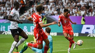 Auch Münchens Jamal Musiala (rechts) durfte sich in die Torschützenliste eintragen. Hier trifft der Bayern-Profi zum zwischenzeitlichen 4:0.