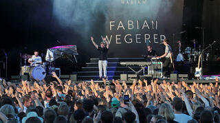 Fabian Wegerer, ein guter Freund von Wincent Weiss, eröffnet als Voract den letzten Konzertabend bei Musik im Park. Der 25-jährige Österreicher, der im Herbst auf seiner erste eigene Tour geht, begeistert die Zuschauer, die bei Hits wie „Wenn ich von Liebe rede“, „Kein Happy End“ und „Nie genug“ lautstark mitsingen.
<p> </p>