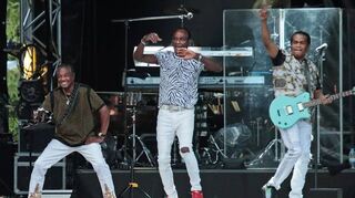 Kool &amp; The Gang-Gründer Robert „Kool“ Bell (l.) ist noch immer mit dabei und liefert in Schwetzingen mit der Band ab.