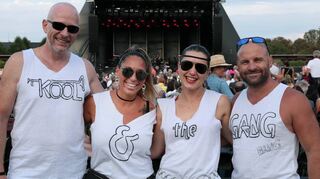 Das ist mal ein Fan-Quartett! Marco, Jasmin, Silvia und Steffen haben sich extra Shirts für das Konzert gemacht.