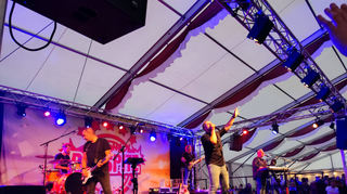 Mitreißende Performance: Die Band macht auf der Bühne mächtig Stimmung.