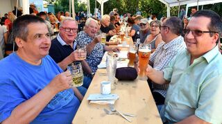 Fischerfest bei Bilderbuchwetter: An den Tischen ist kein Platz mehr frei, die Stimmung könnte nicht besser sein.