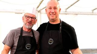 Schwitzen für die Gäste: Fischbäcker Stefan Meiler und Adrian Schneller.