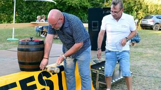 So viel Zeit muss sein: Bürgermeisterstellvertreter Axel Müller sticht das Festbier an. SFC-Vorsitzender Thomas Kirchgäßner hält ein Glas bereit – wenn auch ein kleines.