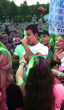 Mittendrin: Wincent Weiss gibt sich extrem publikumsnah.