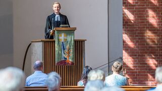Dr. Simon Layer spricht zu den Gläubigen. Für den neuen zweiten Pfarrer der evangelischen Kirchengemeinde von Oftersheim ist es der erste Gottesdienst nach seiner Wahl. Im April hatte sich der Kirchengemeinderat für Layer als zweiten Geistlichen neben Tobias Habicht entschieden.