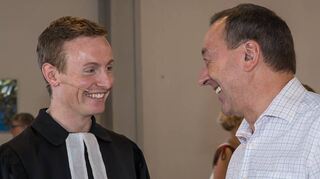 Der ehemalige Schwetzinger Oberbürgermeister Bernd Kappenstein (r.) gratuliert zu einer gelungenen Premiere.