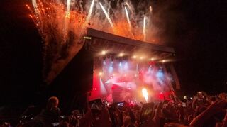Feuerwerk steigt in den Schwetzinger Nachthimmel, als Wincent Weiss seinen letzten Song "Feuerwerk" singt.
