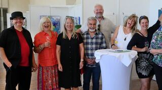 Gut gelaunte Künstlerschar: Klaus Dieter Eberhardt (v. l.), Heidemarie Fruth, Eva Specht, Farid Ben Yahia, Andreas Kerstan, Andrea Kan Zumann. Dr. Martina Daub, Brigitte Jaekel, Christiane Köhne, Helga Hoicke und Liane Metzger bei der Vernissage.