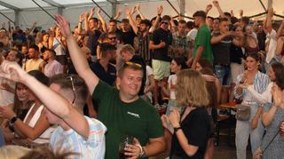 Die Party im Zelt zeigt es deutlich: Den Ketschern und ihren Gästen hat das Backfischfest während der Corona-Pandemie gefehlt. Umso ausgelassener ist jetzt die Stimmung.
