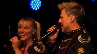 Sandy Müller und Robin Henderson lassen es auf der Bühne mit der Wasenband „Das Regiment“ mächtig krachen.