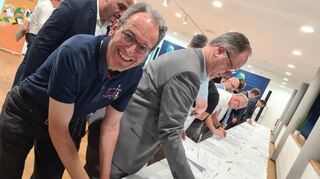 Bürgermeister Dr. Ralf Göck (l.) unterzeichnet die Klimaschutzvereinbarung mit dem Kreis für Brühl, dahinter der aus Brühl stammende Dossenheimer Bürgermeister David Faulhaber.
