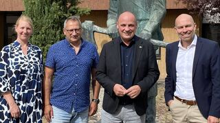 Die SPD-Ortsvereinsvorsitzenden Sandra Reiff (v. l.) und Tarek Badr wohnen dem Antrittsbesuch des Schwetzinger Landtagsab-geordneten Daniel Born beim neugewählten Ketscher Bürgermeister Timo Wangler bei.