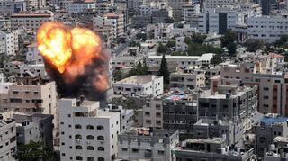 Rauch und Feuer steigen während der Kämpfe zwischen Israel und Palästinensern im Gazastreifen in Gaza-Stadt auf.