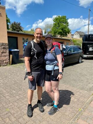 Glückliche Gesichter bei Vater und Tochter: Thomas und Paula Soballa nach ihrer Tour über den Eifelsteig.