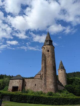 Die Wasserburg Bruch, ein denkmalgeschütztes Gebäude, das im 14. Jahrhundert gebaut wurde.