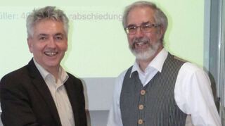 Der Schulleiter der Erhart-Schott-Schule Thomas Edinger (v.l.) verabschiedet hier Oberstudienrat Henry Müller mit herzlichen Worten.