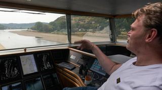 Schiffsführer Daniel Cornelis Hartog passiert mit dem Schubverband „Alorba“ eine Sandbank bei Spay. Durch die Trockenheit steigen im Rhein immer mehr neue Inseln auf.