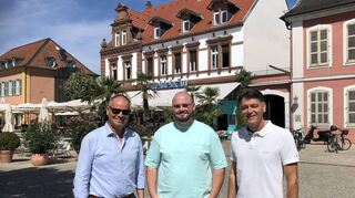Welde-Prokurist Mario Heider (l.) freut sich über den nahtlosen Übergang des Kaffeehauses von Bernd Lehnert (r.) an Marko Renic (M.).