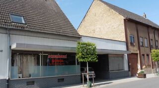 In der Hockenheimer Straße soll ein eingeschossiger Anbau an eine Schneiderei durch ein dreigeschossiges Gebäude ersetzt und im Erdgeschoss ein Waschsalon einge-richtet werden.