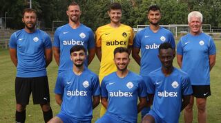 Der neue Trainer Andreas Vogt (stehend ganz r.) möchte mehr Schwung reinbringen. Neu sind beim FV 08 außerdem Co-Trainer Johann Sitnikow (hinten v. l.), Claus Bückle, Dominik Werner, Mehmet Sakin sowie Mensur Bekteshi (vorne v. l.), Adem Beyaz und Ali AIssaka.