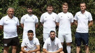Die Neuzugänge der 2. Mannschaft des SV 98 II: Trainer Antonino Casciaro (hinten v. l.), Dario Terranova, Marco Rutz, Marcel, Rutz, Joachim Casciaro (Co-Trainer) sowie Abdou Ben Otmane (vorne v. l.) und Onur Kapli. Auf dem Bild fehlen Kerem Altiparmak, Diego Gambino und Manuel Okoye.