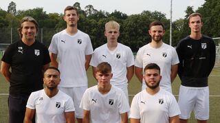 Mit neuem Elan und neuem Trainergespann möchte B-Ligist SG Oftersheim II eine gute Runde hinlegen: Trainer Thomas Ritz (hinten v. l.) mit den Neuzugängen Maximilian Geiß, Justin Radau, Robin Gund Philipp Schol (Co-Trainer) sowie Mohammad Amin Shari Gharahkoshan (vorne v. l.), Tim Lochmatter und Berhan Pala.