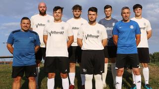 Rene Rehberger (vorne l.) ist als Trainer an seine alte Wirkungsstätte zurückgekehrt und möchte etwas bewegen – mit diesen Neuen: Christian Rug (hinten v. l.), Alessandro Esposito, Hadis Music, Finn Renell sowie Timo Goerner (vorne v. l.), Leonardo Siciliano, Marco Fasano (Co-Trainer). Auf dem Bild fehlen: Gabriel Setun, Alex Manske und Yankuba Jammeh.
