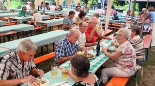 Am frühen Sonntagmittag fanden die Besucher beim Obst- und Gartenbauverein noch ausreichend Sitzplätze. Das sollte sich in den nächsten Minuten schnell ändern, der Grillbraten der Gartenfreunde ist legendär.