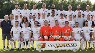 Eine ähnlich gute Rolle wie in den Vorjahren peilt die SG Eppelheim an: Janik Steffen (hinten v. l.), Christian Zeilfelder, Tim Barth, Luca Bauer, Sven Schwarz, Amadu Berete, Joel-Jeremais Hildebrandt, Patrick Lehr, Max Weiss, Paul Brömmer; Abteilungsleiter Achim Scharwatt (Mitte v. l.), Günther Knippschild (Sponsor), Rainer Hauck (Torwarttrainer), Carmen Brückner (Physio), Philipp Beisel (Betreuer), Tim Jansen, Yonathan Domingos, Dennis Karl, Kevin Kröger, Giovanni Vitali (Vorsitzender Förderkreis), Spielleiter Thorsten Beck (Teammanager), Frank Engelhardt (Trainer), Andreas Stephan (stellvertretender Abteilungsleiter) und Steffen Rittmaier (Co-Trainer) sowie Patrick Schleich (vorne v. l.), Finn Münster, Maximillian Heinl, Sven Goos, Dominik Machmeier, Philipp Karpf, Dennis Sommer, Yannick Martin und Leon Ziemski.