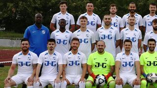 Die neue Mannschaft des SV 98 Schwetzingen: Szymon Kacper Wedrychowsk (hinten v. l.) Yalmaz Ayhan Syuleyman, Fabian Wild, Nazmi Bulut, Mert Aydin, Stephan Abel, Marc Würges; Trainer Seydou Sy (Mitte v. l.), Florian Djahini, Niklas Wenz, Harun Solak, Martin Rau, Arlind Berisha, Tobias Machourek, Jacques Zimmermann, und Michael Bitz (Co-Trainer) sowie Malek Örüm (vorne v. l.), Burak Cavdaro, Nicolai Neugebauer, Selim Boz, Alexander Dirks, Burak Polat, Oliver Gund, Marco Seibert und Akay Meisel. Auf dem Bild fehlen Milan Golubovic und Kevin Roderig.