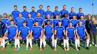 Mit dieser Mannschaft geht der FV Brühl in die neue Runde: Christoph Stenzel (hinten v. l.), Michael Glaser, Patrick Morscheid, Leon Wihler, Henri Vogt, David Cardal, Ben-Richard Prommer, Sebastian Rohm, David Etzold; Trainer Thorsten Barth (Mitte v. l.), Mike Kappes (Co-Trainer), Alexander Kerber, Patrick Fetzer, Timo Weber, Dawid Polotzek, Patrick Greulich, Jens Heuberger, Alagie Camara, Marcel Ruml, Nick Johann, Kai Pompiati Torwarttrainer), Physiotherapeutin Caro Heger sowie Timo Raab (vorne v. l.), Noel Präg, Sandro Dörner, Mikel Schuster, Dominik Szeman, Fabian Weiß und Florian Härer.