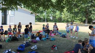 Unter dem großen Baum ist Platz und Zeit für eine Pause. Die Organisatorin Martina Ahnepohl und Kirsten Erbach von der mobilen Jugendarbeit der Gemeinde betreuen die Ferienspieler.