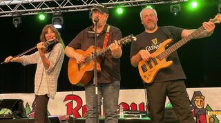Almut Ritter (v. l.) ,Paddy Schmidt und Uwe „Uhu“ Bender haben in Ketsch längst ihre treue Fangemeinde.