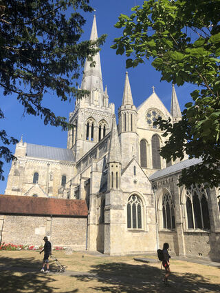 In der imposanten Kathedrale von Chichester gibt es immer wieder spannende Kunstausstellungen – sie hat ein knallbuntes Kirchenfenster von Marc Chagall.