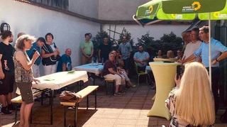 Im schönen Innenhof lässt es sich auch im Sommer diskutieren.