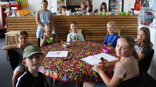 Nach der Produktion, dem Anrichten und dem Erstellen der passenden Eiskarte genießen die elf Ferienkinder ihr Werk im Eiscafé im Jugendtreff Point.