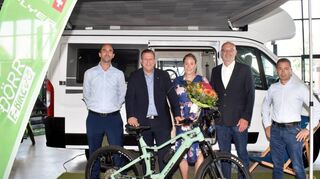 Erfolg mit Mobilität: Tobias Dörr (v. l.), Oberbürgermeister Marcus Zeitler, Laura Kloos, Donald Pape-Rese und Christoph Henninger von der Stadtverwaltung.