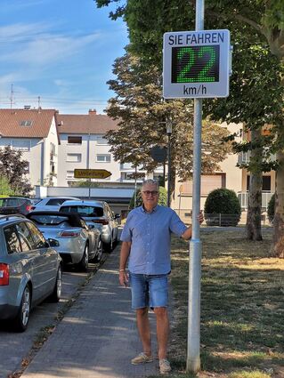 Anwohner Günter Müller an der Geschwindigkeitsmessanlage in der Bunsenstraße, die auf Schwetzinger Gemarkung angebracht ist. Dem Ordnungsamt geht es weniger um das Tempo, sondern mehr um die zahlenmäßige Erfassung der Autos.