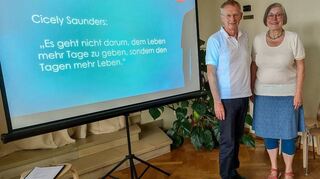 Referent Clemens Janosch und Koordinatorin Birgit Strittmatter bei ihrem Vortrag über den „assistierten Suizid“ in Grenzsituationen.