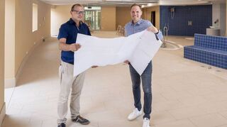 Endspurt ist angesagt! Bäderleiter Alexander Happold (v.l.) und Werkleiter Patrick Körner nehmen die letzten Etappen der Bellamar-Saunaerweiterung täglich in Augen-schein und freuen sich auf die geplante Eröffnung Mitte September.