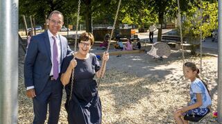 Da staunt das Mädchen aus der Ukraine: Auch Bürgermeisterin Monika Kabs kann gut schaukeln. VR-Bank-Vorstandssprecher Rudolf Müller überzeugt sich davon, dass mit dem Scheck der Stiftung ein schöner Spielplatz entstanden ist.
