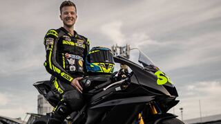 Nicolai Kraft mit seiner neuen Yamaha R6 Race, mit der er seit Mai intensiv für die kommende Saison trainiert. Für die Anschaffung hat er gut 20 000 Euro über eine Crowdfunding-Aktion gesammelt. In Assen präsentiert er das neue Design der Maschine.