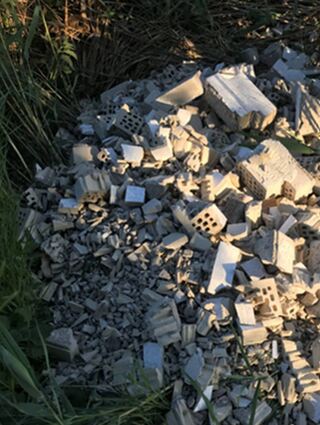 Wild abgelagerter Bauschutt: Um diese Art der wilden Müllentsorgung muss sich der Bauhof der Stadt immer wieder kümmern – auf Kosten der Allgemeinheit.