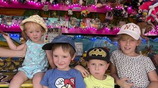 Emma (2, v. l.), Tim (6), Lukas (3) und Lina (7) freuen sich über das Angeln und hoffen auf schöne Preise.