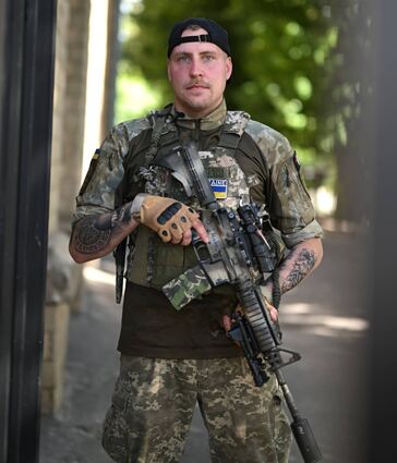 Mica hat sich ein Tattoo stechen lassen, das seine Verbundenheit mit der Ukraine zum Ausdruck bringt.