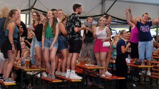 Kaum sind die „Who2ladies“ auf der Bühne, stehen die Fans im Ketscher Zelt auf den Bänken. Die Partyband hat quasi ein Heimspiel beim Backfischfest.