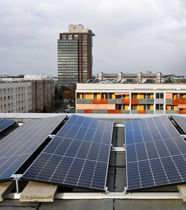 Sieht man eher selten: Solaranlagen auf dem Dach von Wohnungseigentümer-gemeinschaften, denn darüber müssten mehrere Parteien abstimmen und sich zudem über die Verwendung des Stroms einigen.