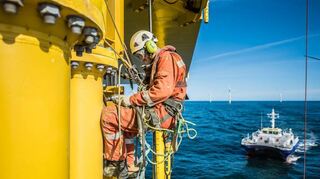 Ein Industriekletterer von Bilfinger wartet eine Offshore-Anlage.