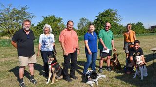 Bürgermeisterin Patricia Rebmann (4. v. l.) hatte auf das Gelände der künftigen Hundewiese am stillgelegten Wasserwerk alle interessierten Eppelheimer zu einem ersten Arbeitstreffen eingeladen. Wolfgang, Silvia, Murat, Klaus, Martina und Pierre kamen mit und ohne Vierbeiner zum ersten Treffen dazu.